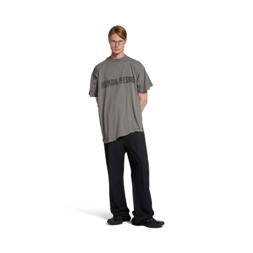 男の人たTシャツはダークグレー