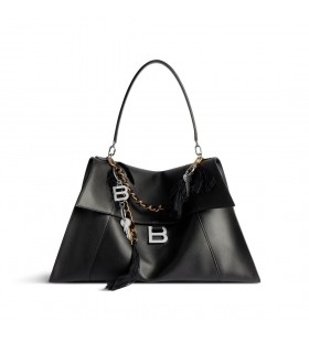 여성의 부드러운 모래 핸드백에서 큰 블랙