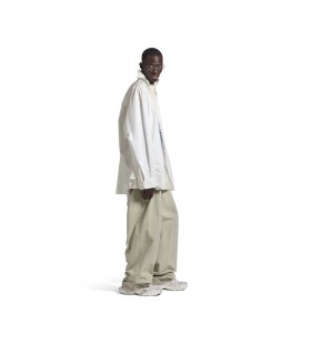 Los hombres de Camisa en Capas en Blanco